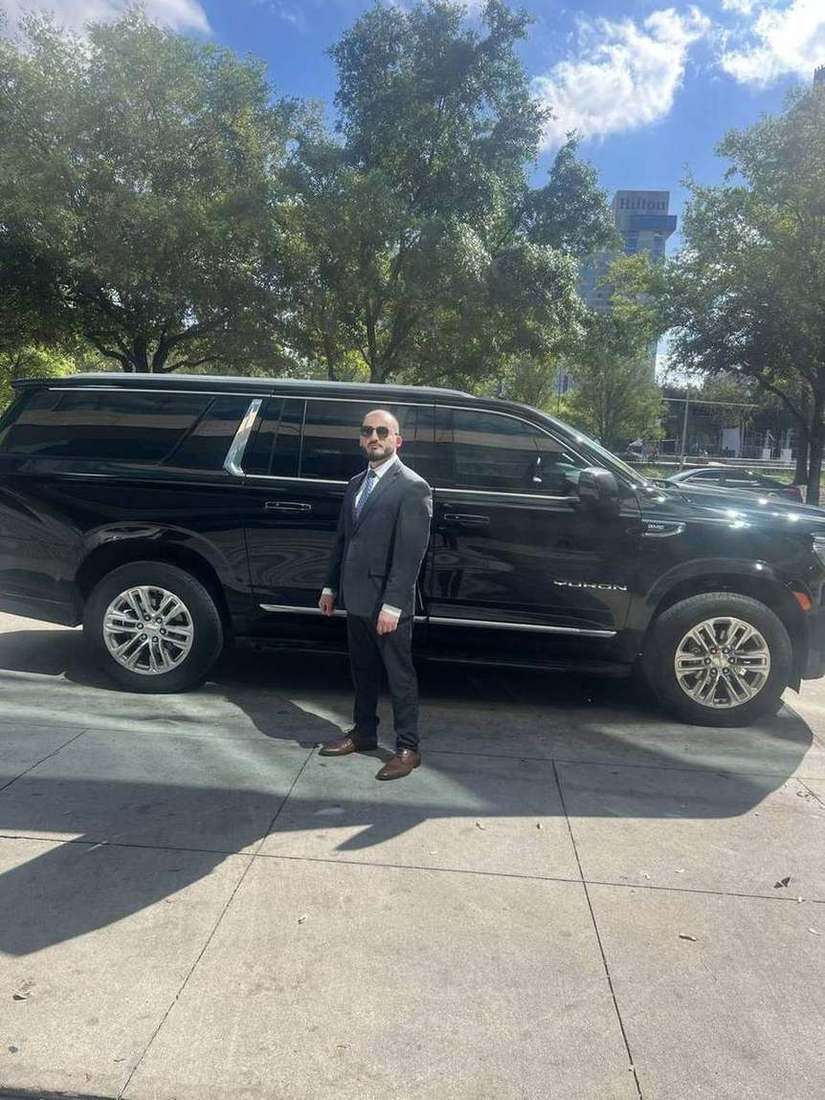 Chauffeur Yukon Hilton — Houston Limo Chauffeur