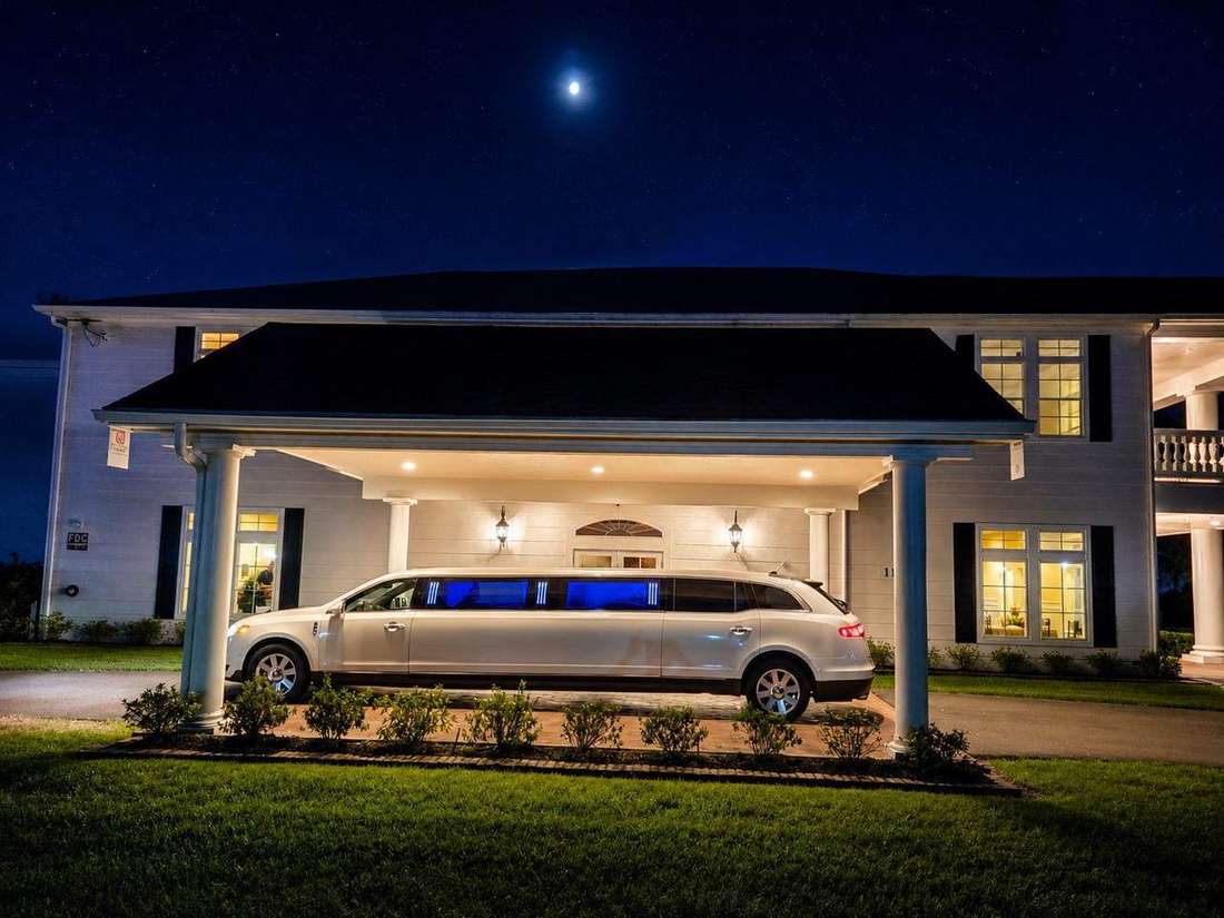 Lincoln MKT limousine stretch limousine night — Houston Limo Chauffeur