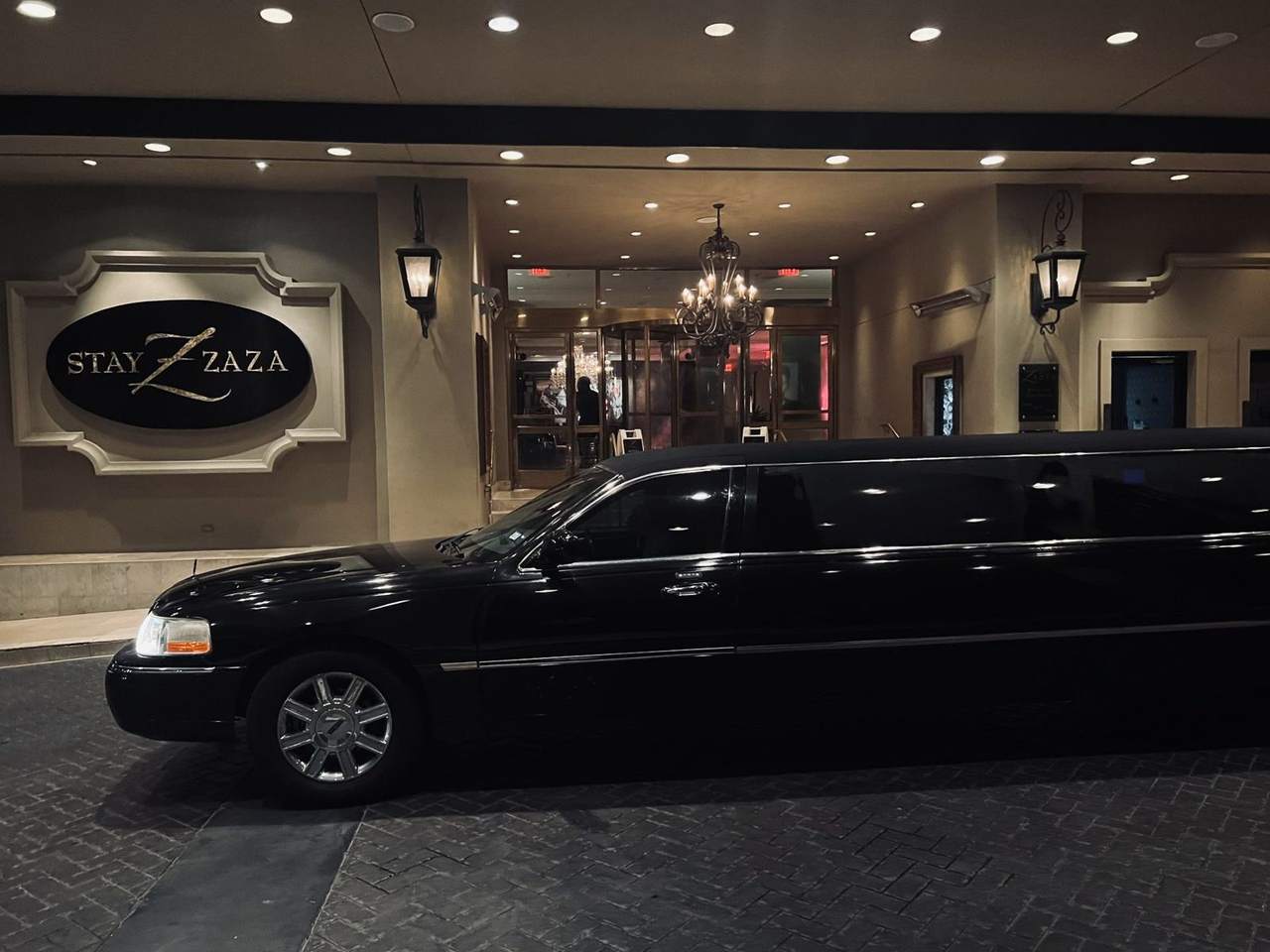 Lincoln Town Car Hotel ZaZa — Houston Limo Chauffeur