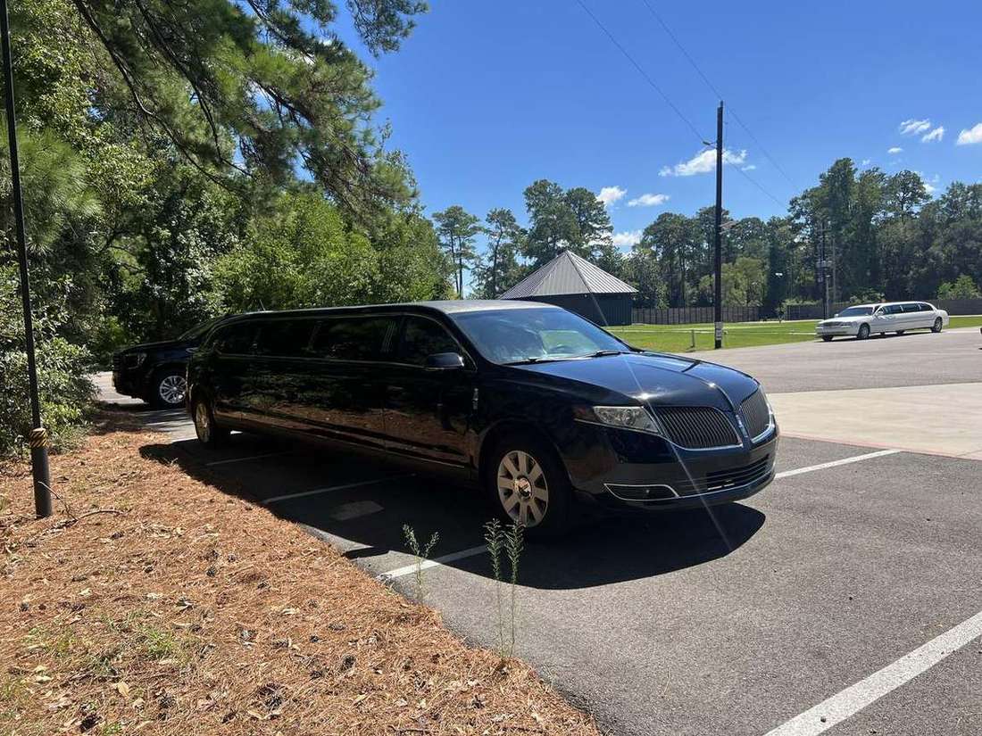 The Woodlands Lincoln MKT limousine black limousine — Houston Limo Chauffeur