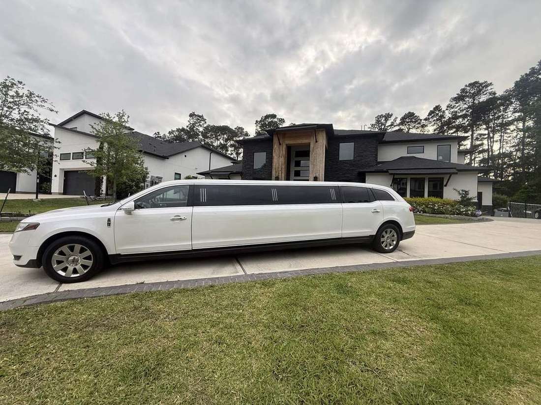 The Woodlands Lincoln MKT limousine white home — Houston Limo Chauffeur